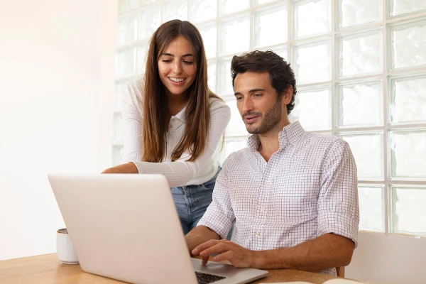 pareja trabajando en la venta de licencias de Microsoft 365