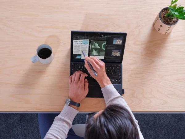 trabajadora vendiendo licencias de Microsoft 365